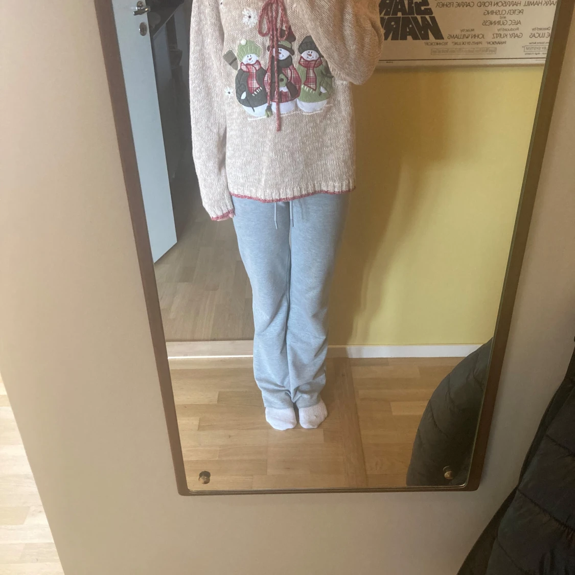 Beige stickad jul tröja med snögubbar