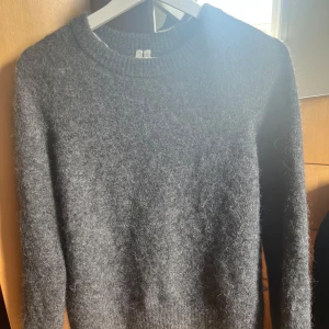 Mörkgrå stickad tröja - Mysig mörkgrå stickad tröja från Arket. Storleken på tröjan är M men passar även S. Vid fråger eller funderingar är det bara att höra av sig. 