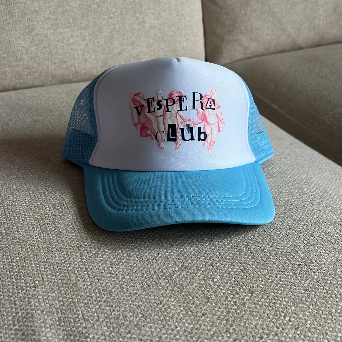 Ljusblå truckerkeps med tryck från Vespera Club