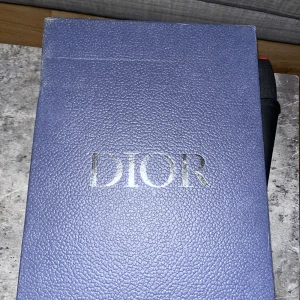 Dior b30 skor - Säljer ett par svarta Dior b30 sneakers med vita detaljer och meshpaneler. Skorna har en sportig design med rund tå och platt sula. CD-logga på hälen och Dior-tryck på sidan. Box, påse, tygpåse och tillbehör medföljer. Storlek 42