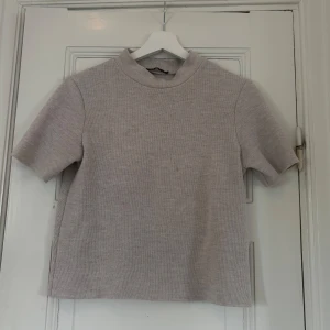 Trekvarts ärmad tröja med polo - En fin och mjuk tröja från Zara som inte kommer till så mycket användning längre💓Finns en liten fläck som säkert går bort om man försöker