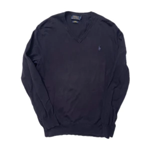 Ralph Lauren Tröja - V-ringad Ralph Lauren tröja. Snygg och tunn så passar nu under sommaren