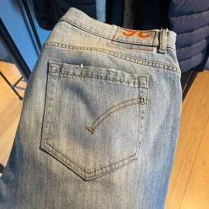 Ljusblå Dondup Jeans - Ett par snygga ljusblå jeans ifrån det italienska märket Dondup i modellen ”Slim - George”. Jeansen är i storlek 36 och i bra skick utan defekter. Tags medkommer även. 