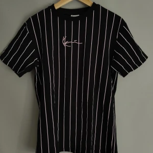 Karl Kani T-Shirt strl S - En fin T-Shirt från Karl Kani i storlek S. Den passar både män och kvinnor och storleken är standard. Den är i ett fint skick och det finns knappt något tecken på användning. Jag kan posta den (betalning först) eller mötas upp i Stockholm och Norrtälje!