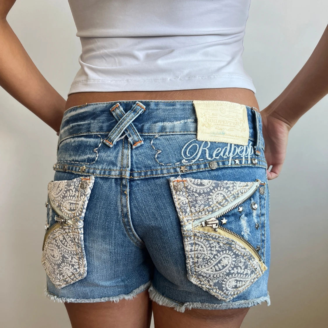 Jeansshorts med spets och nitar från Red Pepper - 1