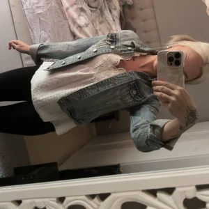 Jeansjacka - Säljer en kort blå jeansjacka från Gina!🥰