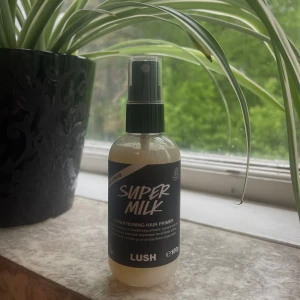 Super Milk Conditioning Hair Primer från Lush - OANVÄND! Super Milk Conditioning Hair Primer från Lush i en genomskinlig plastflaska med sprayfunktion. Flaskan rymmer 100 ml och har en svart etikett med vit text. - En vegansk balsamspray som återfuktar håret med vårdande mandel-, kokos- och havremjölk utan att tynga ner det. Super Milk har en mängd användningsområden och passar alla hårtyper.   Applicera i blött hår för att använda som utredande leave in balsam, värmeskydd eller primer. Kan även användas i torrt hår för en uppfrächning. 