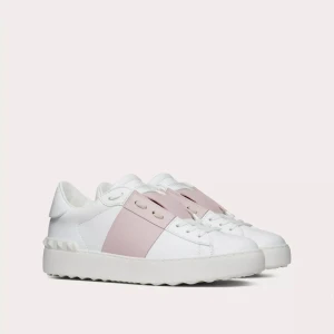 Valentino skor  - Säljer dessa snygga rosa valentino skorna i storlek 37 1/2 men passar dock mig som har storlek 39. De är i bra skick men finns tecken på användning. Hör gärna av er vid frågor eller fler bilder!💕