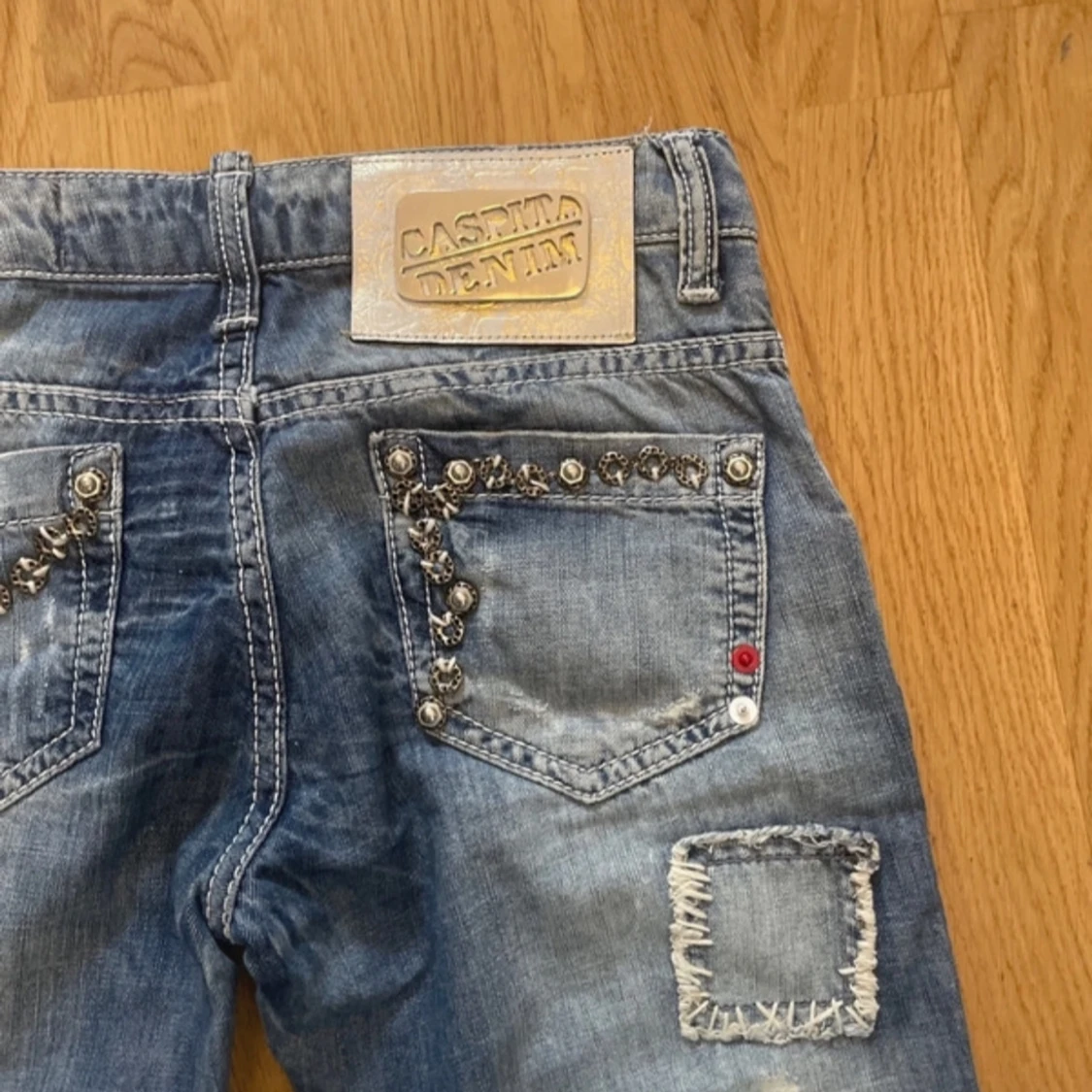 Blå jeansbyxor från Castina Denim med slitningar - 3