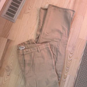 Beiga jeans från Weekday - Raka jeans från Weekday i strl 52 i supersnygg beige färg som är perfekt för vår och sommar! Normala i storleken. Nyskick, bara använda ett fåtal antal gånger. Säljes då de tyvärr inte kommer till användning! 