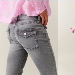 Grå jeansbyxor med raka ben - Säljer ett par grå jeansbyxor med klassisk femficksdesign och raka ben. Byxorna har dragkedja och knapp i midjan samt tydliga sömmar på bakfickorna. Perfekta för en avslappnad stil.