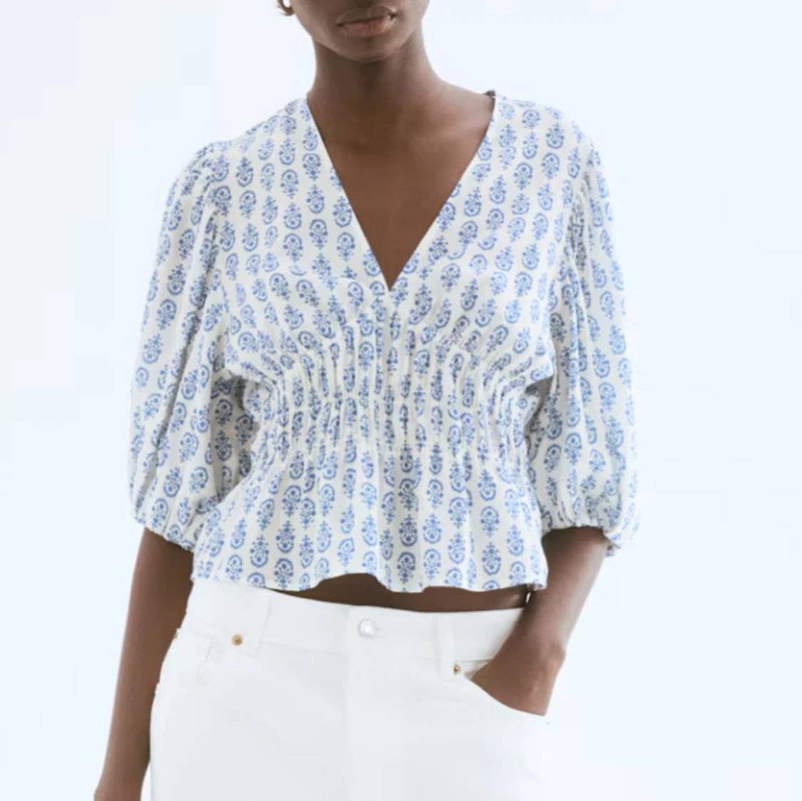 Vit och blå blus med puffärmar och smock - 1