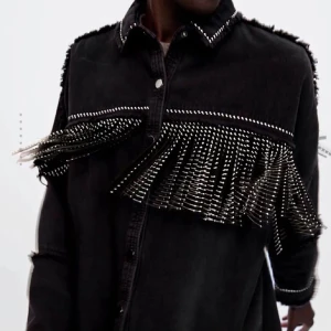  Zara vårjacka svart  - Svart denim vårjacka med fransar, slutsåld från Zara 