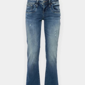 Blå bootcut jeans från LTB - Snygga blå bootcut jeans från LTB med slitna detaljer, perfekt till en vardags outfit! ❣️Storleken är 24/30 men jag har sprettat upp benen! se bild 4, de passar perfekt på mig som är 160 ❣️