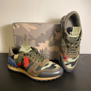 Valentino Rockrunner  - Säljer dessa feta rockrunners i storlek 42,5, snygg design med färgerna Skick 9/10, knappt använda Om det är något ni undrar så är det bara att fråga!⭐️⭐️⭐️ 