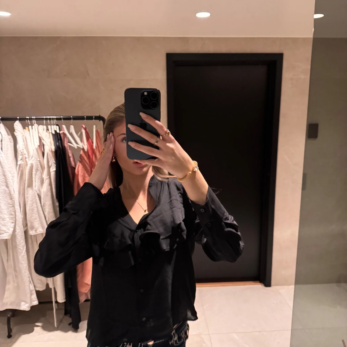 Svart blus med volangdetaljer - 1