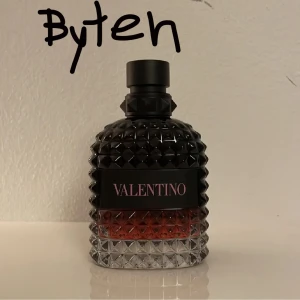Valentino Born in Roma intense  - Säker byten 95/100mö finns kvar säljer då den inte passar på mig