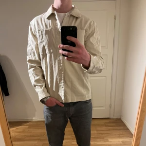 Beige These Glory Day’s Overshirt  - Säljer denna sjukt snygga Overshirten från These Glory Days⭐️ Färgen är beige/creme vit och storleken är M⭐️Jackan har inga defekter och skicket är utomordentligt🙌🤝 Sjukt najs passform och material också⭐️🙌 Tveka inte på att höra av er dig vid minsta fråga eller fundering😊
