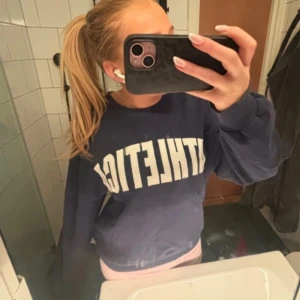 Mörkblå sweatshirt med text - Jättesnygg collegetröja med text! Passar till allt 💞💞🙌🤗