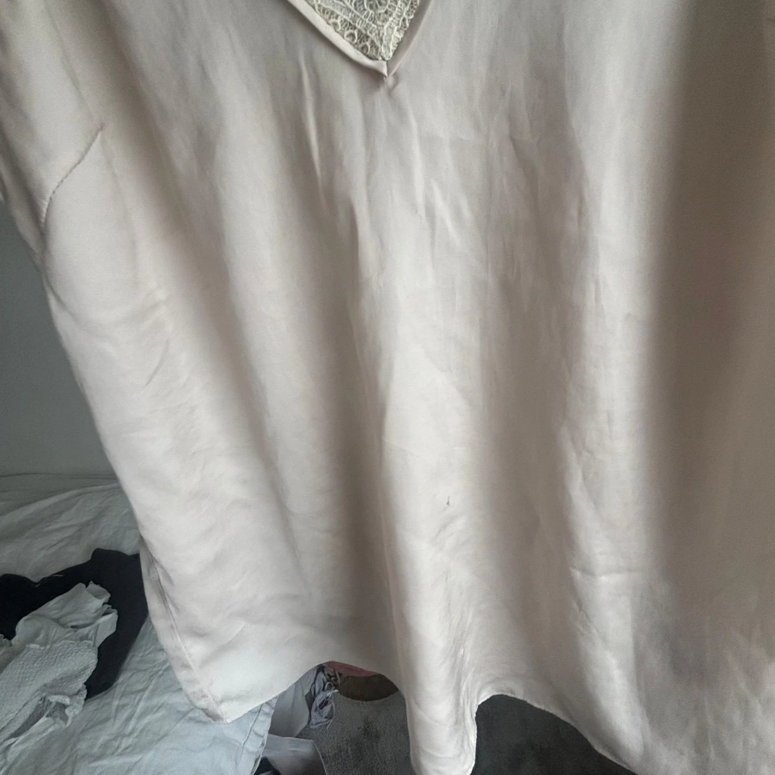 Beige linne med spetsdetaljer - 1