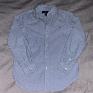 Blå skjorta från Ralph Lauren - Säljer en klassisk blå skjorta från Ralph lauren. Priset är ej hugget i sten, kontakta oss vid funderingar!🤝🦾