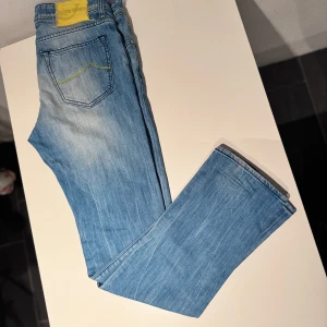 Jacob Cohen jeans  - Snygga ljusblå Jacob cohën jeans i nyskick. modell 688.C. Nypris runt 5000 på care of Carl. Mitt pris 799kr. Självklart äkta. Kan skicka fler bilder om det skulle önskas. Tveka inte på att höra av dig om du har några frågor😊