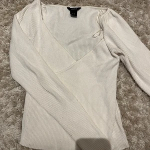 Vit ribbad tröja  - Snygg vit ribbad tröja! Sparsamt använd🤍 storlek XS från Lindex! 
