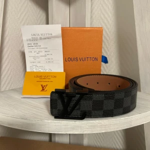 Louis Vuitton bälte - 🔵Säljer ett snyggt och stilrent bälte som är i nyskick. Perfekt för att lägga till en extra detalj i outfiten. Box samt kvitto medföljer🔵