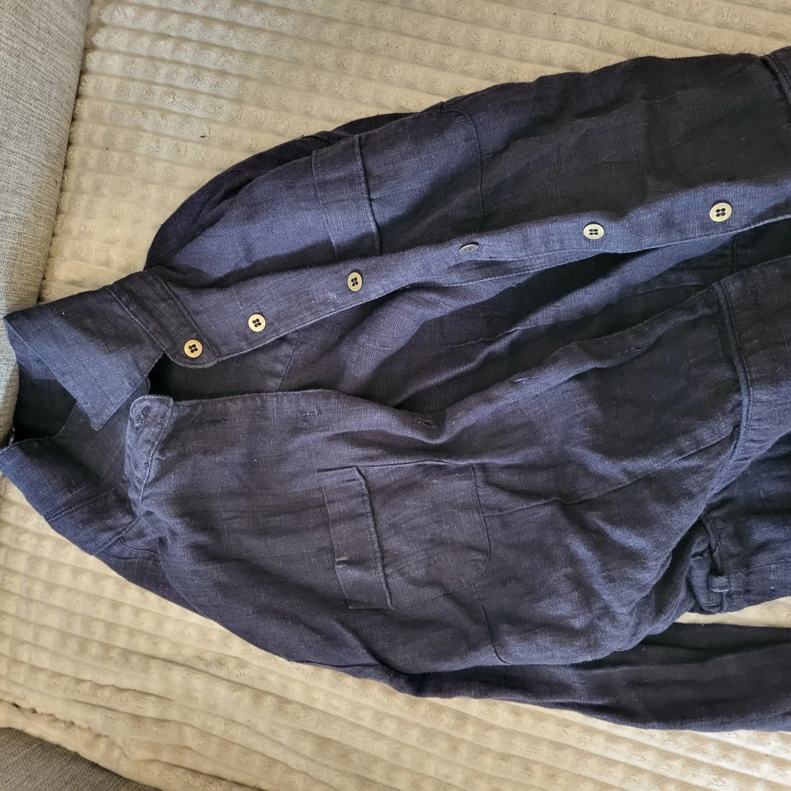 Mörkblå linneskjorta från Pour - 1