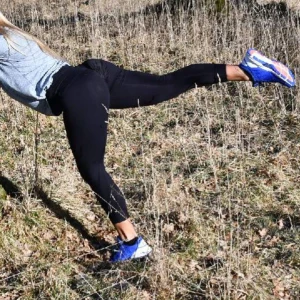 Svarta träningsbyxor med scrunch  - Snygga svarta träningsbyxor med scrunch, perfekt för utomhusträning eller på gymmet. De är högmidjade och har en tight passform som ger bra stöd. Materialet är stretchigt och bekvämt, med snygg scrunch på rumpan. På bilderna är byxorna uppvikta längst ner🏋🏽‍♀️.