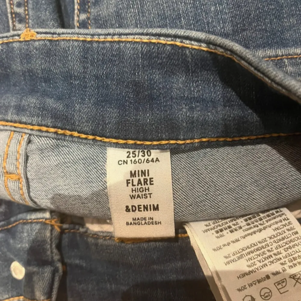 Snygga blå flare jeans med mellan hög midja. Byxorna har slitna detaljer på knäna. I storlek 25/30 från Kappahl🩷strechigt material!. Farkut & Housut.
