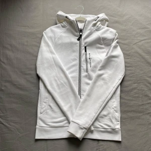 Vit hoodie från Sail Racing - Säljer en vit hoodie från Sail Racing med dragkedja, Skick 8,5 / 10, Nypris: 1399