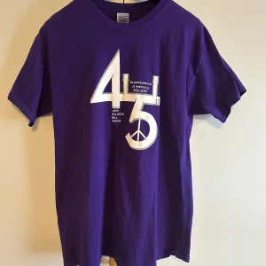 Vintage T-shirt - Vintage T-shirt i bra skick. Modell på bilden är 186cm