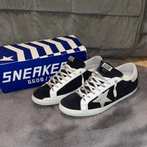Golden goose skor - Mörkblå och vita golden goose skor i storlek 44 i bra skick. Priset går att diskuteras 🤝
