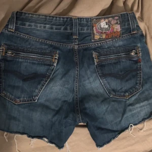 Blå jeansshorts från Replay - Skit snygga blå jeansshorts från Replay som verkligen gör att baksidan får en snygg form! Väldigt fina för sommaren med en snygg chill outfit! Priset kan gärna  diskuteras!