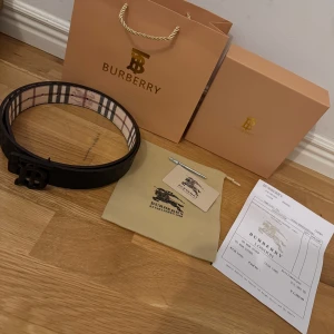 Burberry bälte - Svart reversible burberry helt ny aldrig använd bara testad allt på bilderna följer med påse dustbag kvitto osv, skriv vid funderingar 