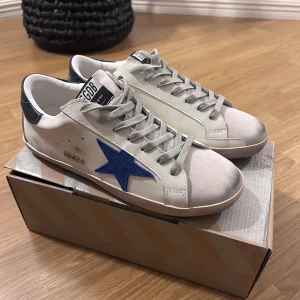 Golden Goose  - Säljer dessa feta Golden Goose då dom inte passade, så helt nya! (Allt orginal hänger självklart med, nypris cirka 5000) Perfekt nu för våren och sommaren! Pris kan diskuteras vid snabb affär. Tveka inte på att höra av dig vid minsta fundering!🤩🤩
