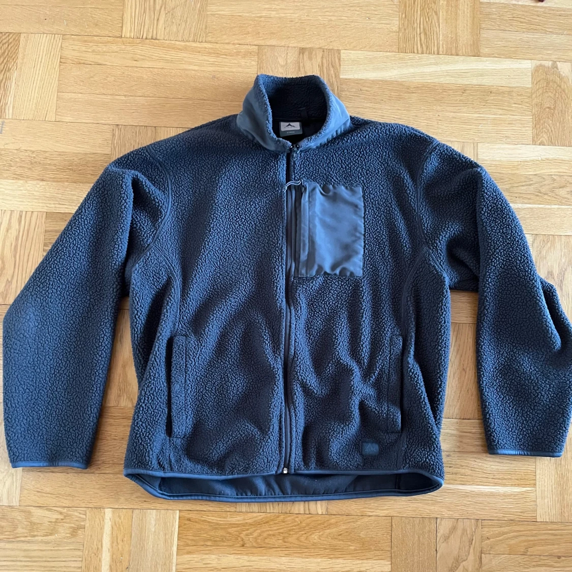 Mörkgrå fleecejacka från McKinley