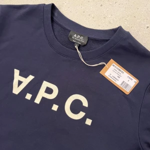 A.P.C. tröja - Helt ny A.P.C. tröja (alla tags kvar) för hälften av nypris 🫨🫨 | Storlek S och normal i storlek | Material tröja: 100% bomull | Material på tryck: 100% sammet | kan skicka hur den sitter på, bara att be om bild på löser jag / Mvh 