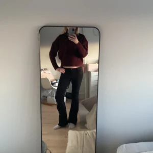 Svarta bootcut byxor - Snygga svarta bootcut byxor med hög midja. Perfekta för en stilren look. Byxorna har en klassisk design och passar bra till olika outfits.