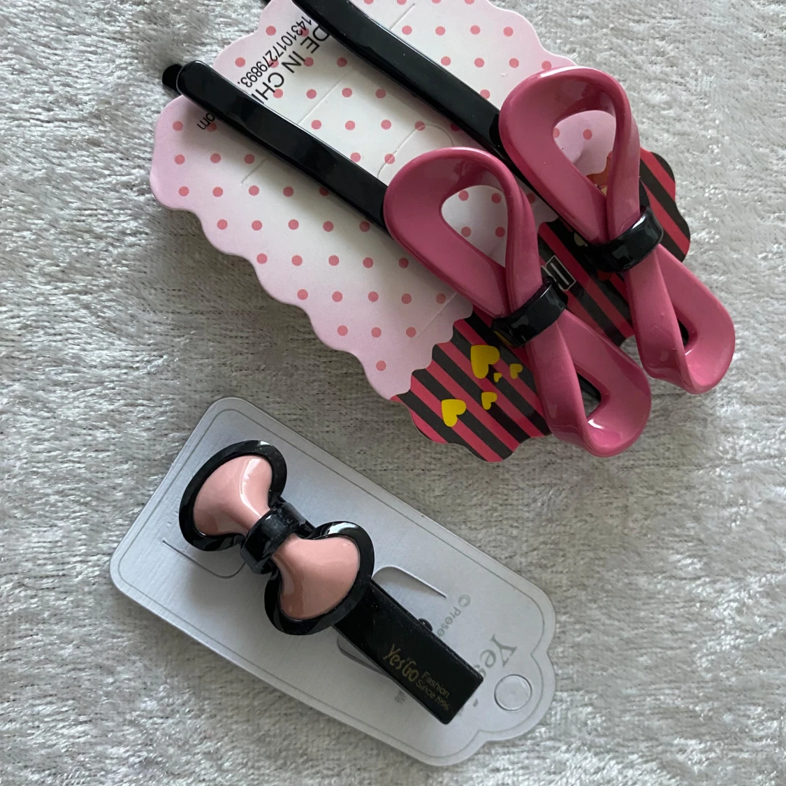 Färgglada håraccessoarer med rosetter och blommor