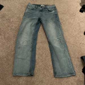 Lindex Jeans - Snygga blå jeans från Lindex i en klassisk straight fit. De har en normal passform och är tillverkade i jeansmaterial. Perfekta för en avslappnad stil.