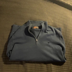 Blå Halfzip från Morris Sweden.  - Riktigt fet blå halfzip från Morris. Stilren tröja i perfekt skick. Nypris:1500kr. 