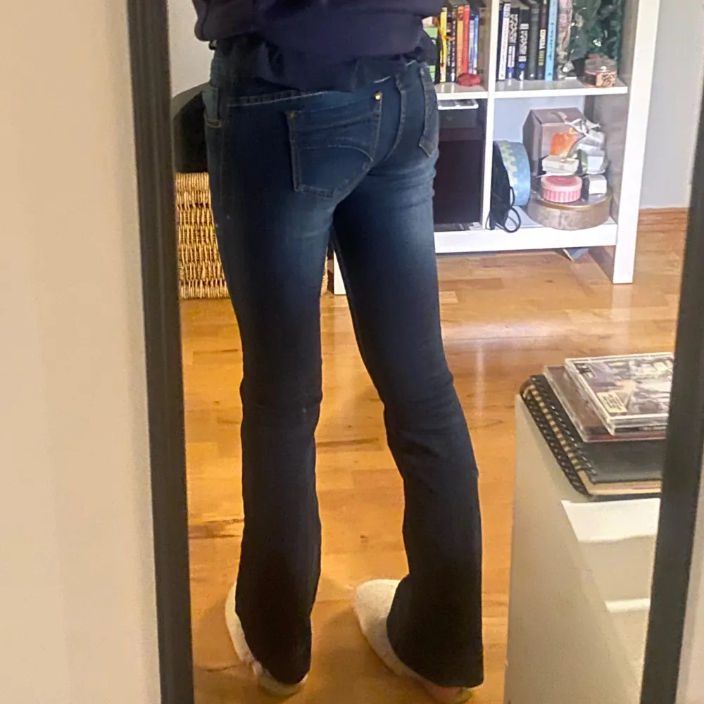Midjemått 34 men ganska stretchiga, innerbenslängden är 81 cm. Står storlek 38 på byxorna men skulle säga att de är mer 36/34 passar alltså S. Köpta secondhand men har inga defekter. Cool bakficka.. Farkut & Housut.