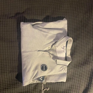 Grå piké tröja (långärmad) från Hugo boss. - Väldigt fet grå Hugo boss piké tröja med långa armar. Väldigt sällsynt. Ger en soft och fräsch look. Nypris: 1100kr. 