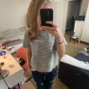 Zara tröja  - En super fin kroppad Zara tröja med korta armar och stickat mattrial 