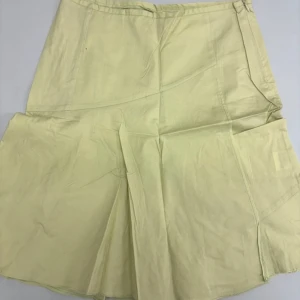 Mint färgad  kjol - Säljer en stilren mint färgad kjol med en enkel design. Kjolen har en lätt utsvängd form och är perfekt för en avslappnad look. Den är gjord i ett mjukt material som ger en bekväm passform.