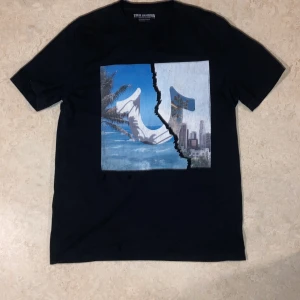 True religion t shirt - Riktigt fet true religion tisha! Skönt plagg t sommaren me ett snyggt tryck. Storlek medium, modellen är 178 65kg. QR koden tar dig till true religions hemsida. Tveka inte vid minsta fråga, denna är sjukt eftertraktad me kolla in profilen för mer!