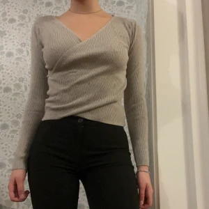 Beige tröja  - Jätte fin tröja men dessvärre defteker därför priset. Defekter är inte tydliga med tröjan på men är lätta att sy igen.