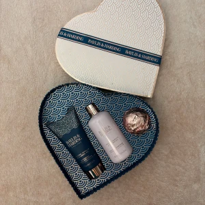 Spa Set - Spa set med bodylotion, dusch créme och en badbomb från Baylis & Harding. Aldrig använd!💓